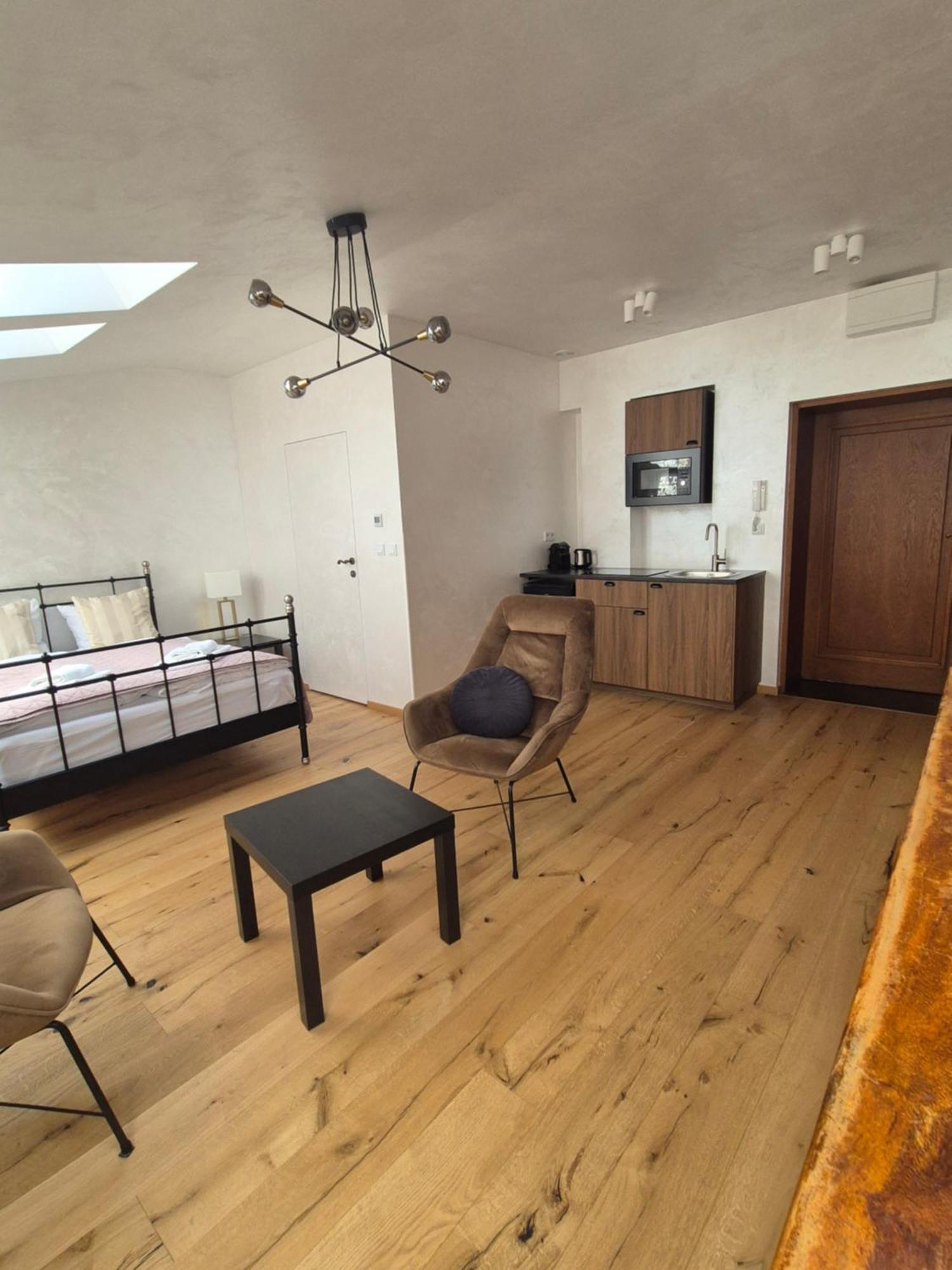 Aparthotel Miodowa 25 Краков Экстерьер фото